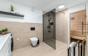 integrierte Sauna und ebenerdige Dusche im Badezimmer