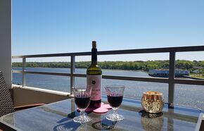 Den Urlaub bei einem Glas Wein genießen