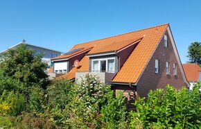 möblierter Balkon im Obergeschoss