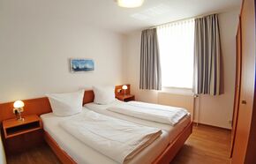 Schlafzimmer mit Doppelbett