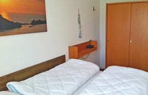 Schlafzimmer mit Doppelbett und Kleiderschrank