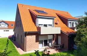 möblierter Balkon im Obergeschoss