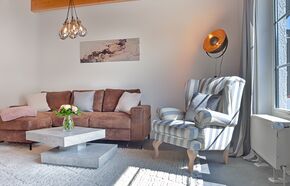 Wohnbereich mit gemütlicher Couch und Sessel