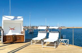 möblierte Dachterrasse mit Strandkorb und Sonnenliegen